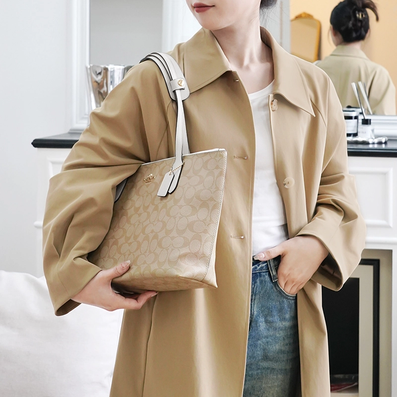 coachzip top tote30