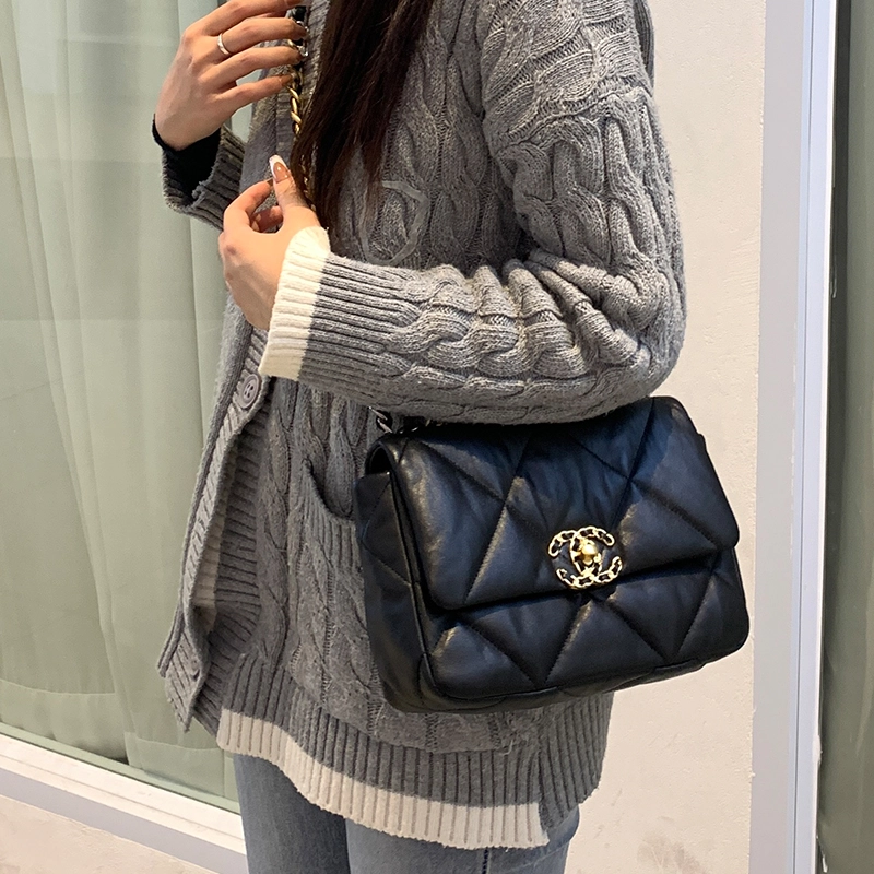 CHANEL19bag