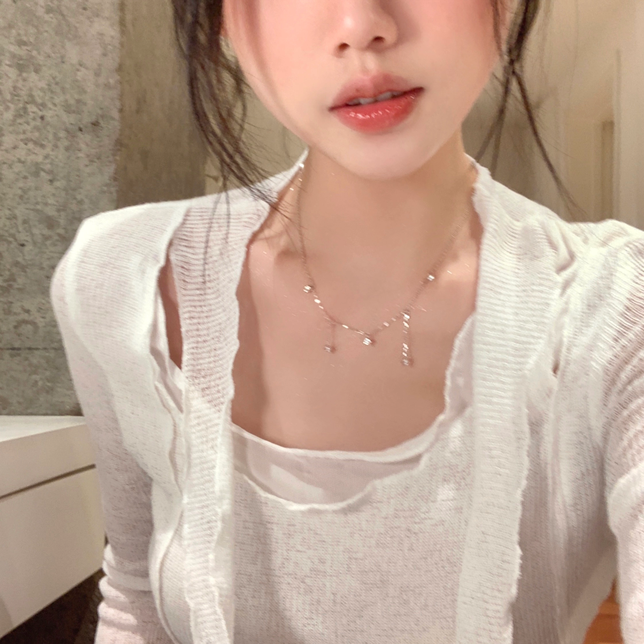 925