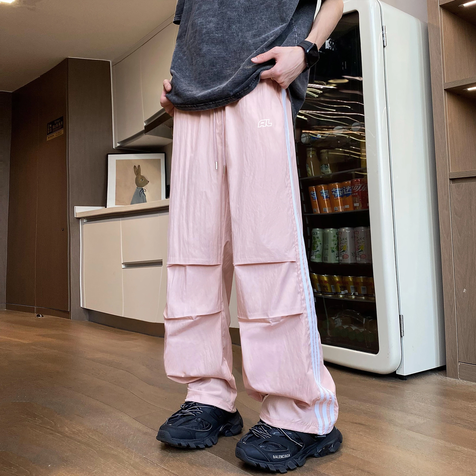 徐太浪 撞色侧边织带三杠字母印花冰丝垂感褶皱伞兵裤大码宽松直筒休闲裤 男女同款