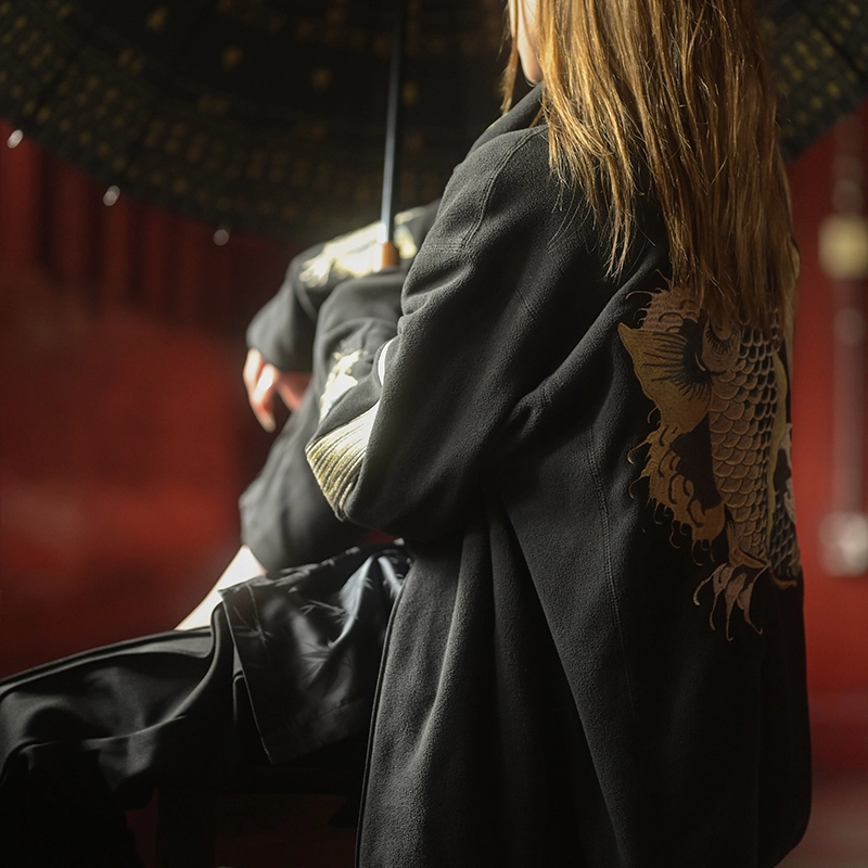 三省六部 工部·锦鲤 中国风锦鲤踏浪刺绣摇粒绒夹克 男女同款 黑色