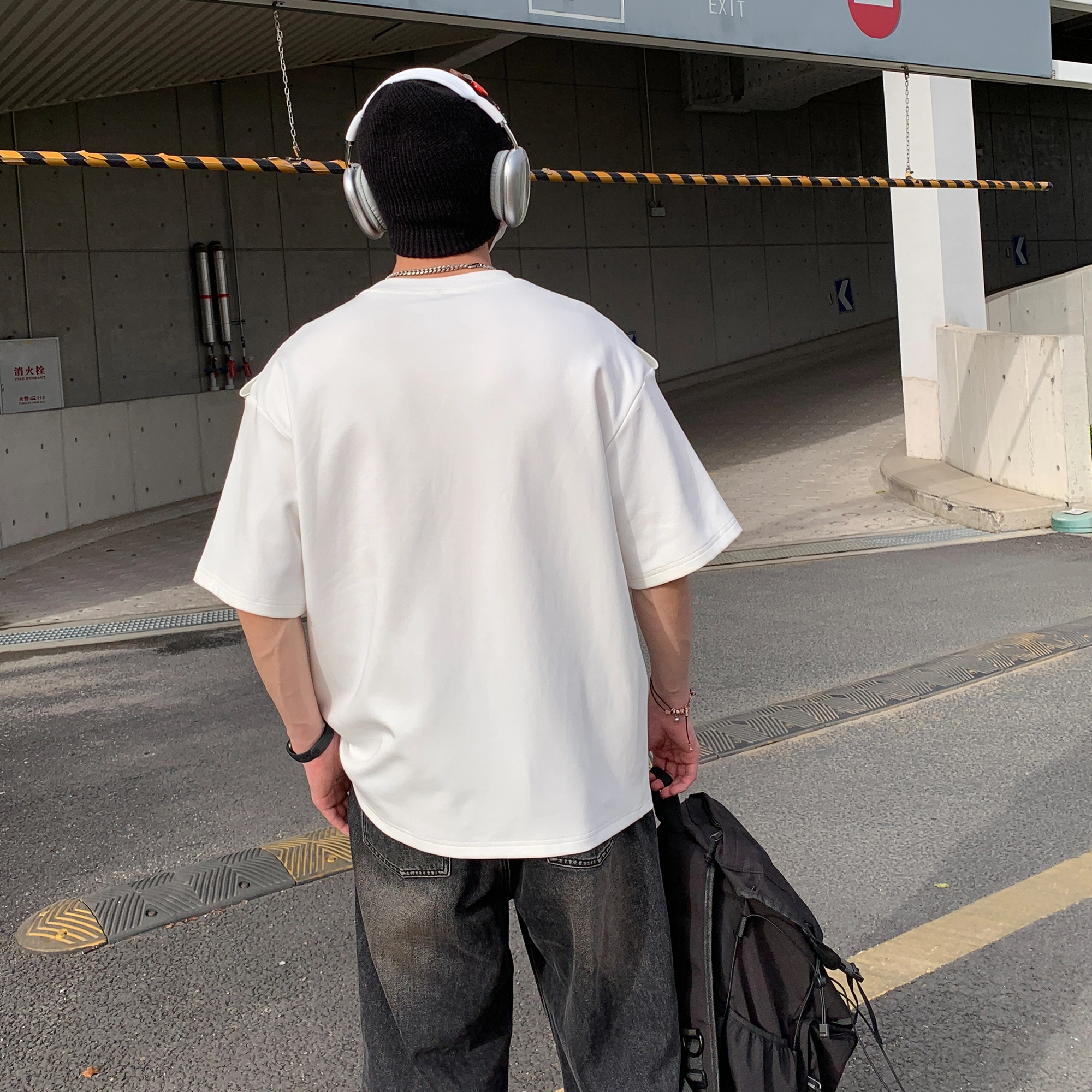 西行纪 美式解构金属绑带垫肩拼接硬挺设计感重磅太空棉字母印花圆领短袖做旧水洗破洞褶皱阔腿直筒痞帅牛仔裤休闲运动套装 男女同款