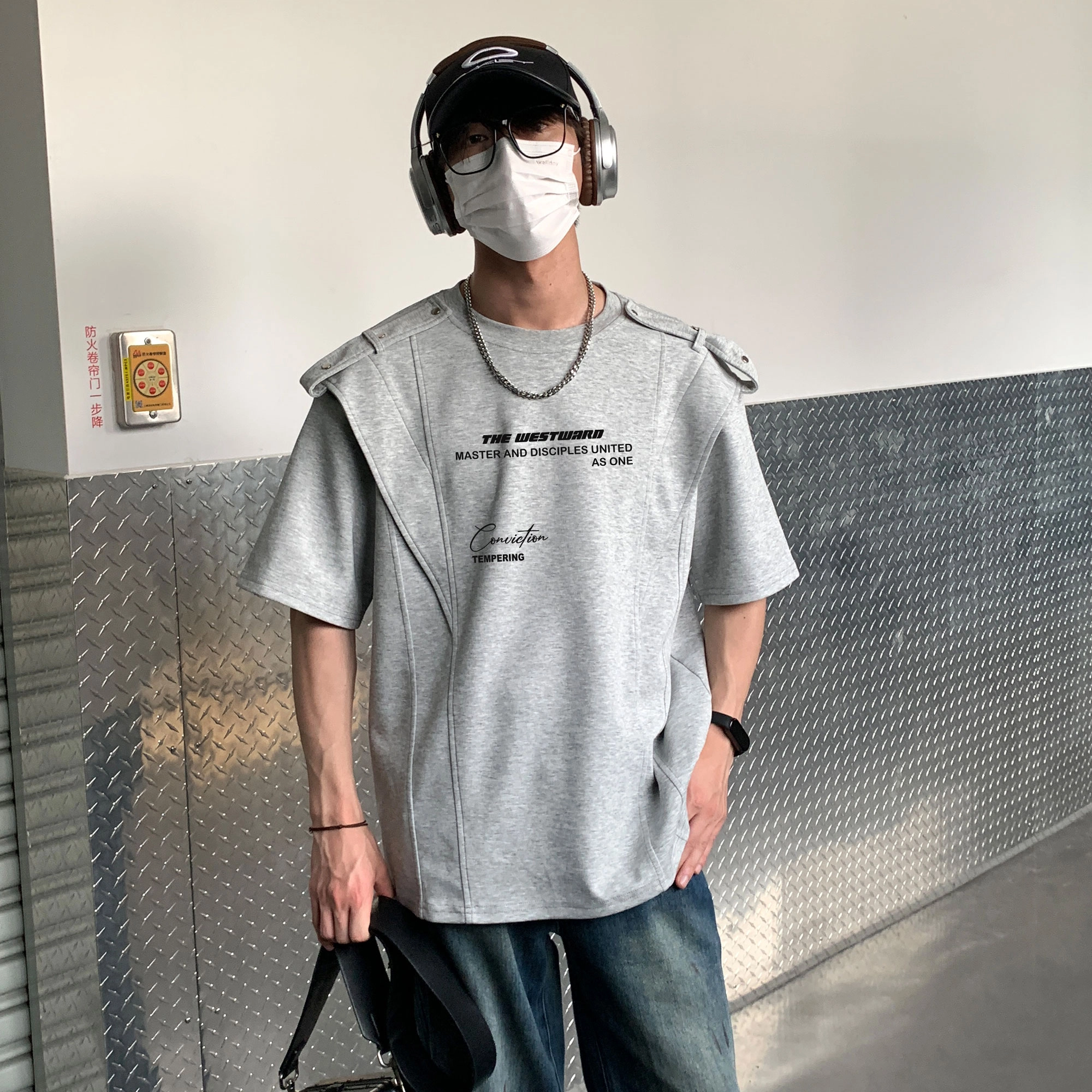 西行纪 美式解构金属绑带垫肩拼接硬挺设计感重磅太空棉字母印花圆领短袖做旧水洗破洞褶皱阔腿直筒痞帅牛仔裤休闲运动套装 男女同款