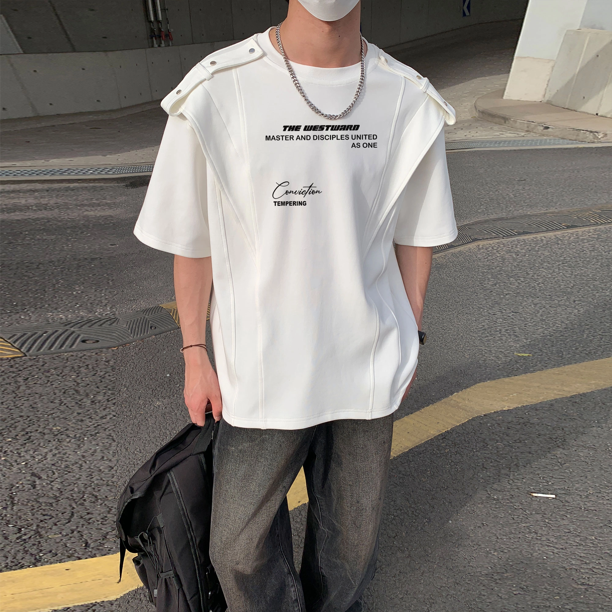 西行纪 美式解构金属绑带垫肩拼接硬挺设计感重磅太空棉字母印花圆领短袖做旧水洗破洞褶皱阔腿直筒痞帅牛仔裤休闲运动套装 男女同款