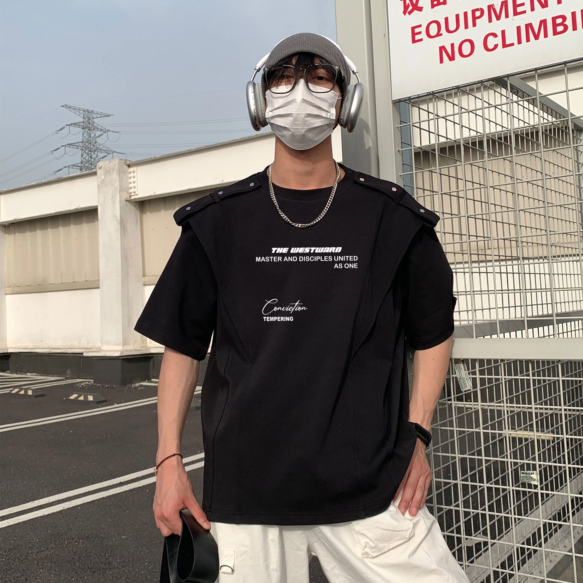 西行纪 美式解构金属绑带垫肩拼接硬挺设计感重磅太空棉字母印花圆领短袖做旧水洗破洞褶皱阔腿直筒痞帅牛仔裤休闲运动套装 男女同款