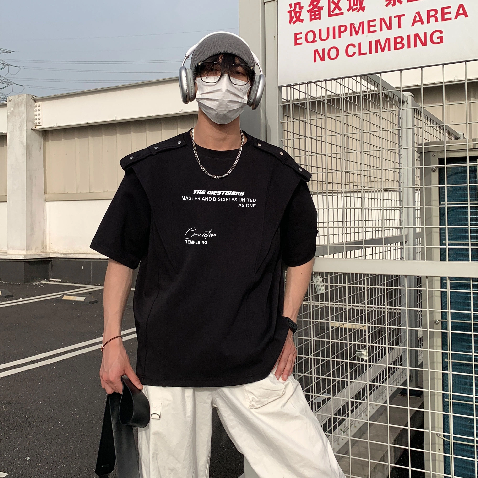 西行纪 美式解构金属绑带垫肩拼接硬挺设计感重磅太空棉字母印花圆领短袖做旧水洗破洞褶皱阔腿直筒痞帅牛仔裤休闲运动套装 男女同款