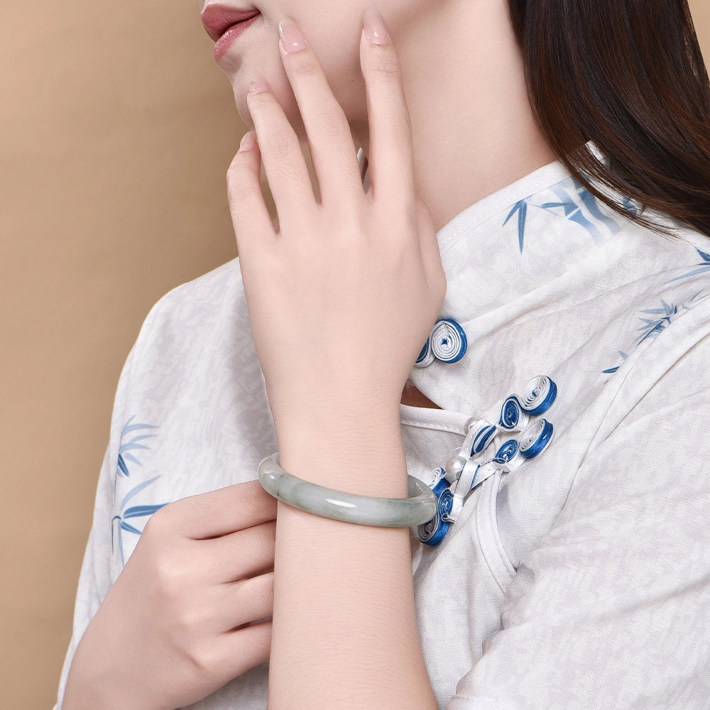 明泰珠宝 多翠温润青山黛美人贵妃镯 宫廷风古典温婉 吉祥如意 平安顺遂 日常通勤#好运 天山翠 手镯 女款