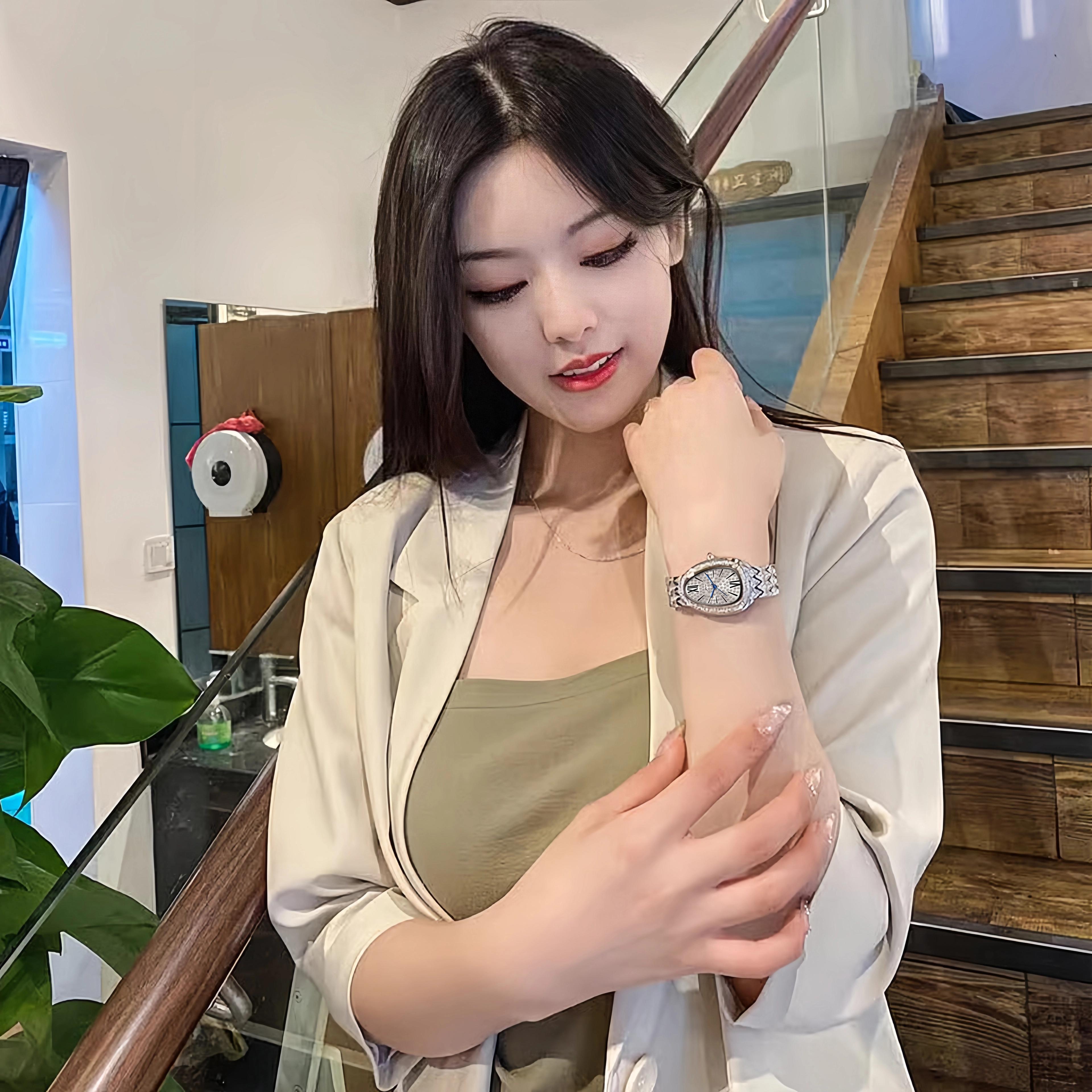 雅嘉怡 女士手表女款时尚轻奢满钻小银穗美人鱼小巧精致女生腕表 石英机芯 精钢表带 国表 女表 银色表盘 生活防水