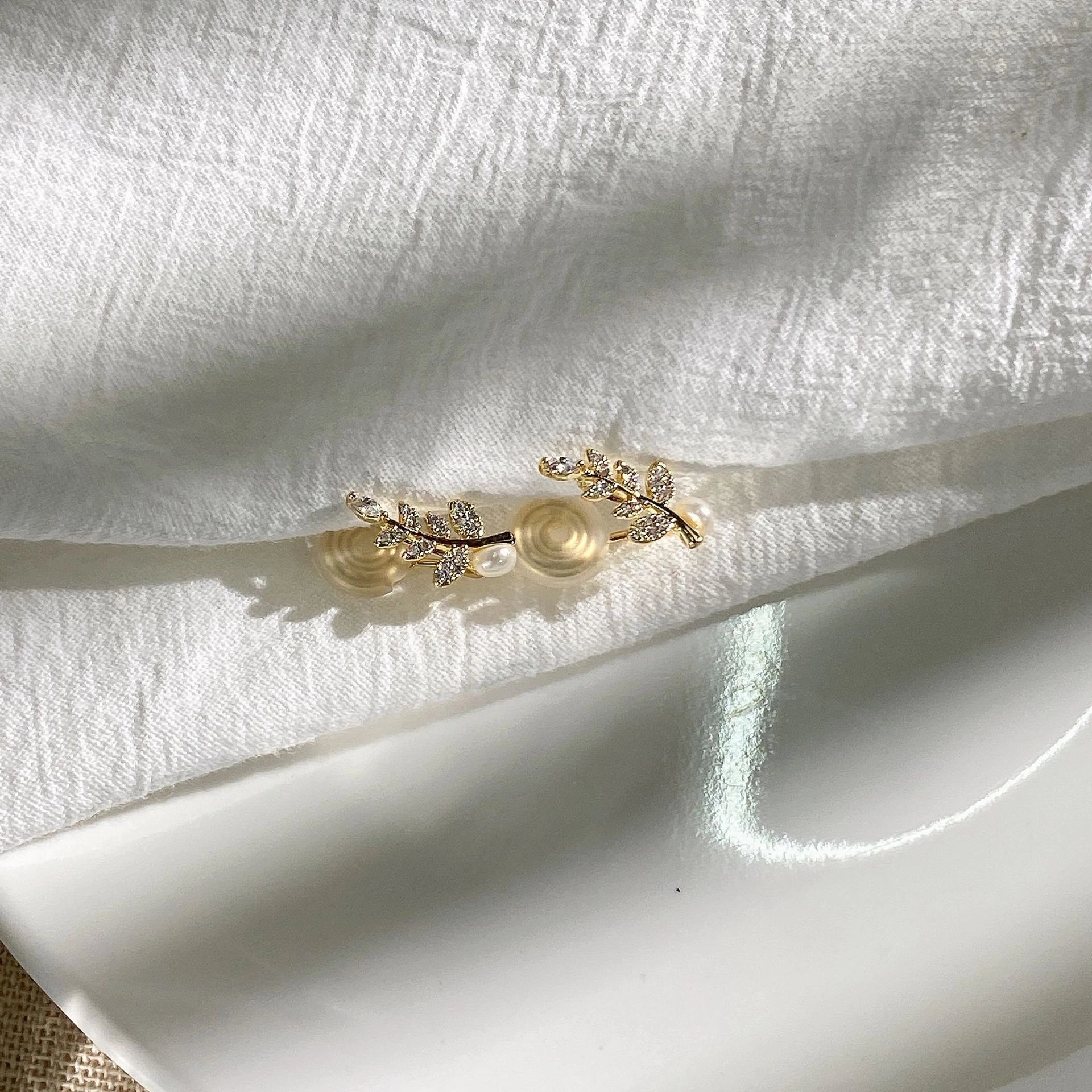 品彩 枝条 森系清新高级感 年轻 镶嵌合成立方氧化锆 淡水珍珠 珍珠耳夹 女款