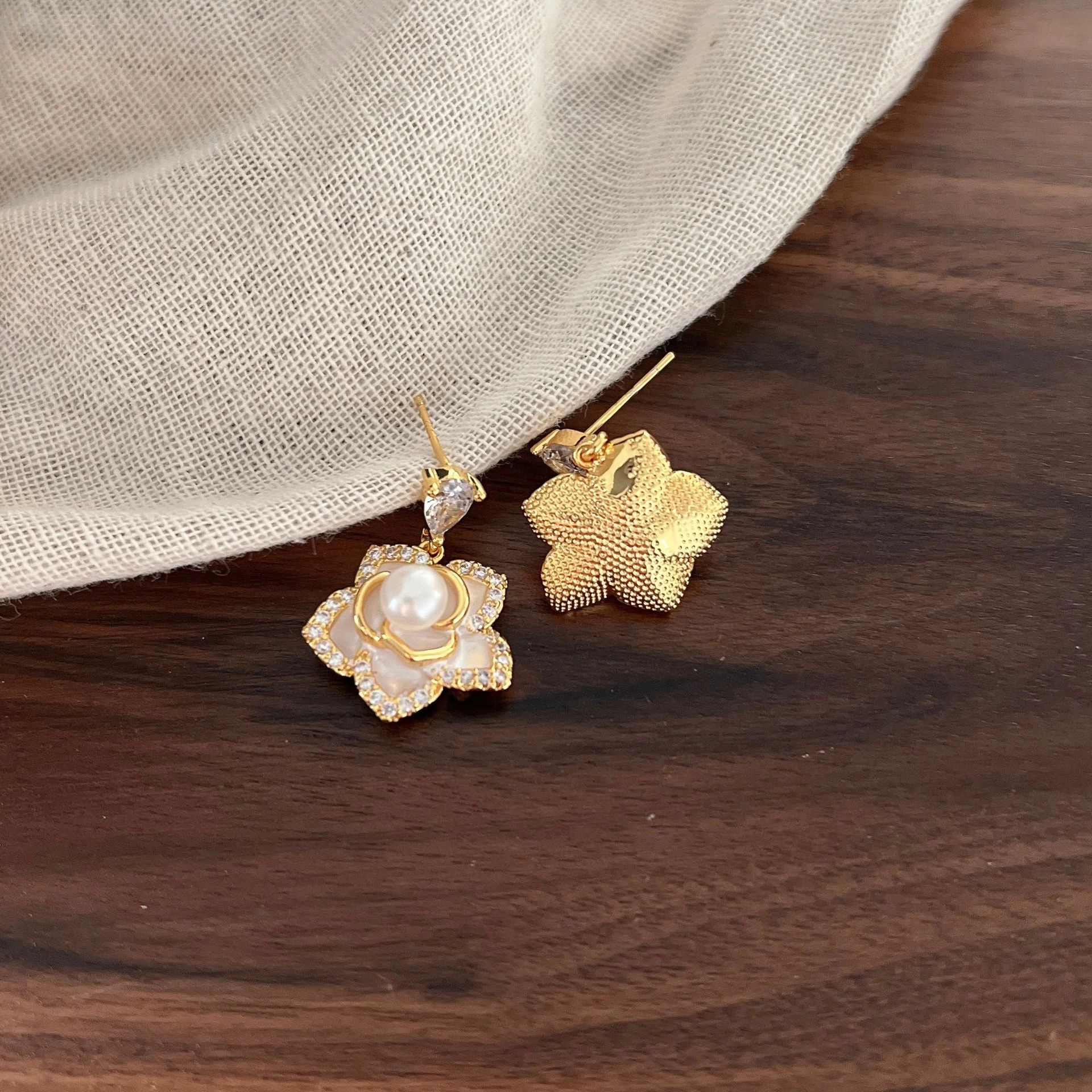 品彩 法式轻奢花朵爆闪 气质山茶花小香风精致高级感复古优雅百搭时尚 珍珠 耳环 女款