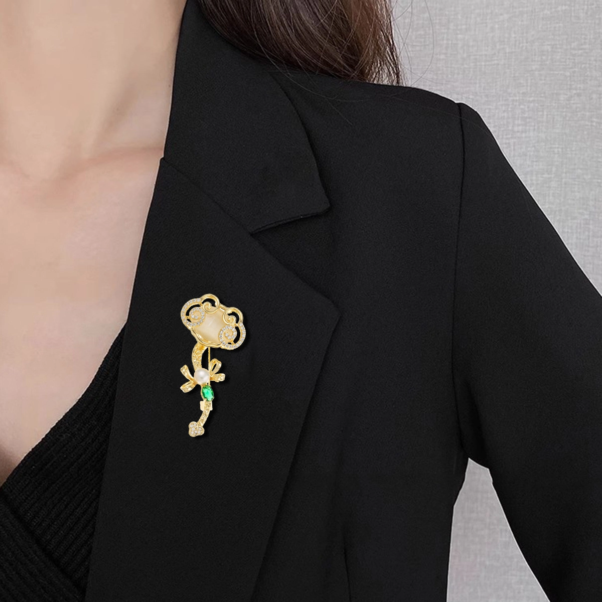 品彩吉祥如意平安锁 大衣西服轻奢大气高级感 淡水珍珠 胸针  女款