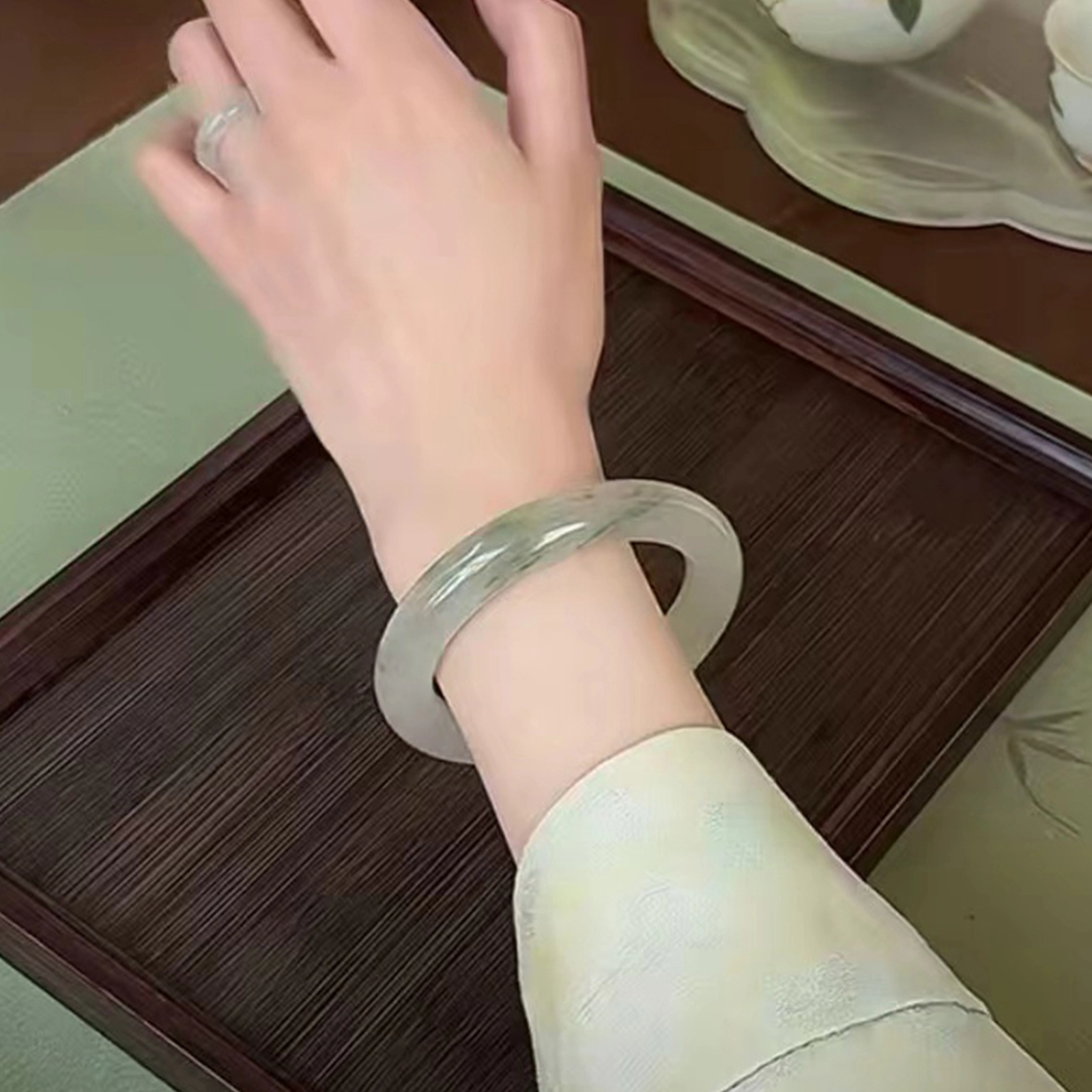 老银坊 青山黛翠玉镯冰冰 新中式古风汉服旗袍配饰玉镯子 白月光平安顺意清冷优雅高级感美人镯宽条素圈 礼盒装送礼 天山翠 手镯 女款