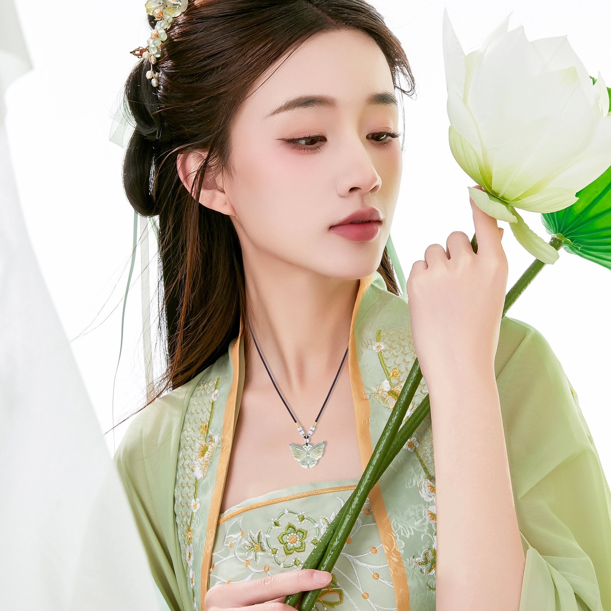 唐之饰 茉莉花香蝴蝶 新中式国风招财转运平安 优雅时尚百搭 岫玉（蛇纹石玉） 玉石项链 女