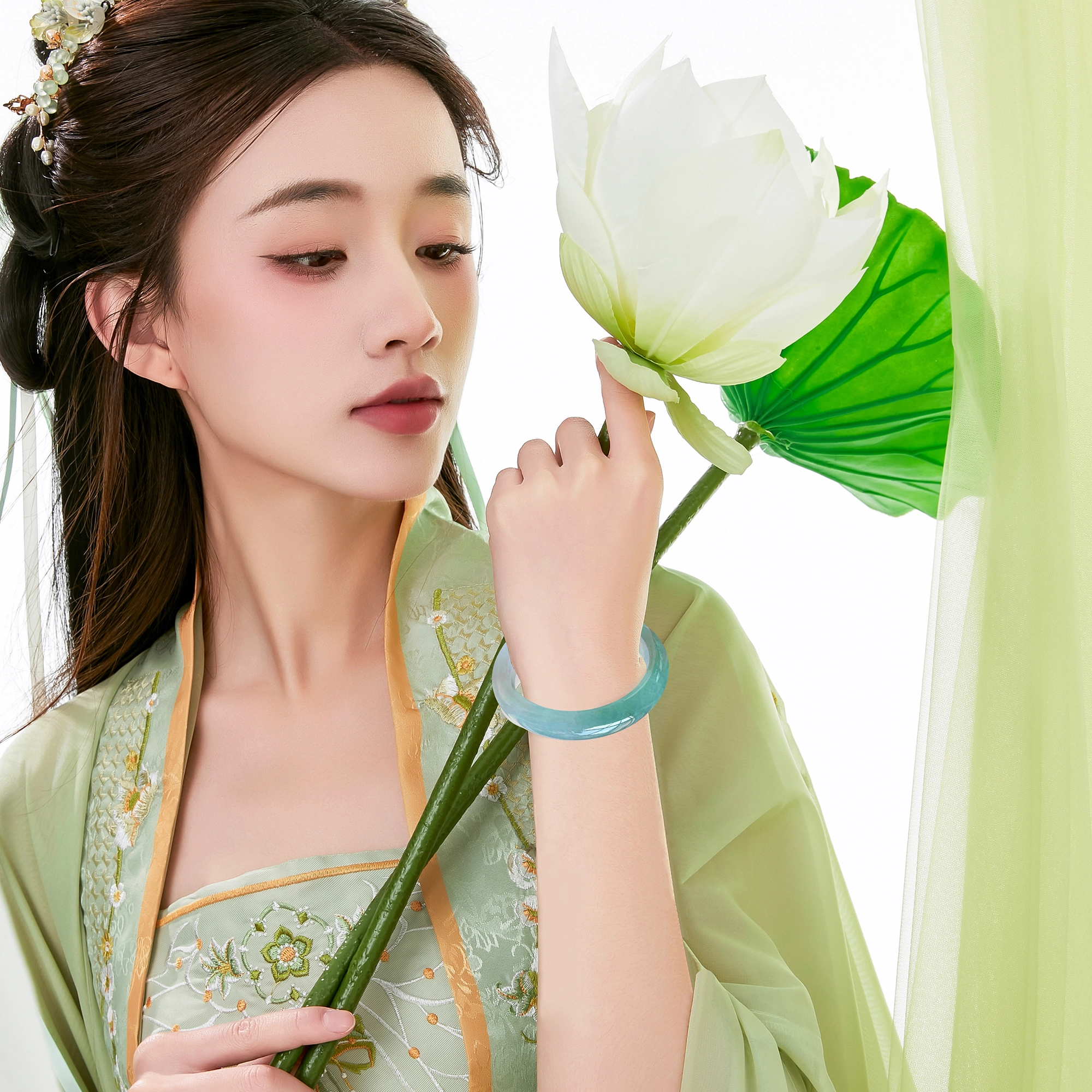 【精品翡翠】 唐之饰 新中式半山半水青山黛冰种浅绿油青冰种美人玉镯 国潮高雅 正圈 薄荷曼波 糯种 手镯 女款