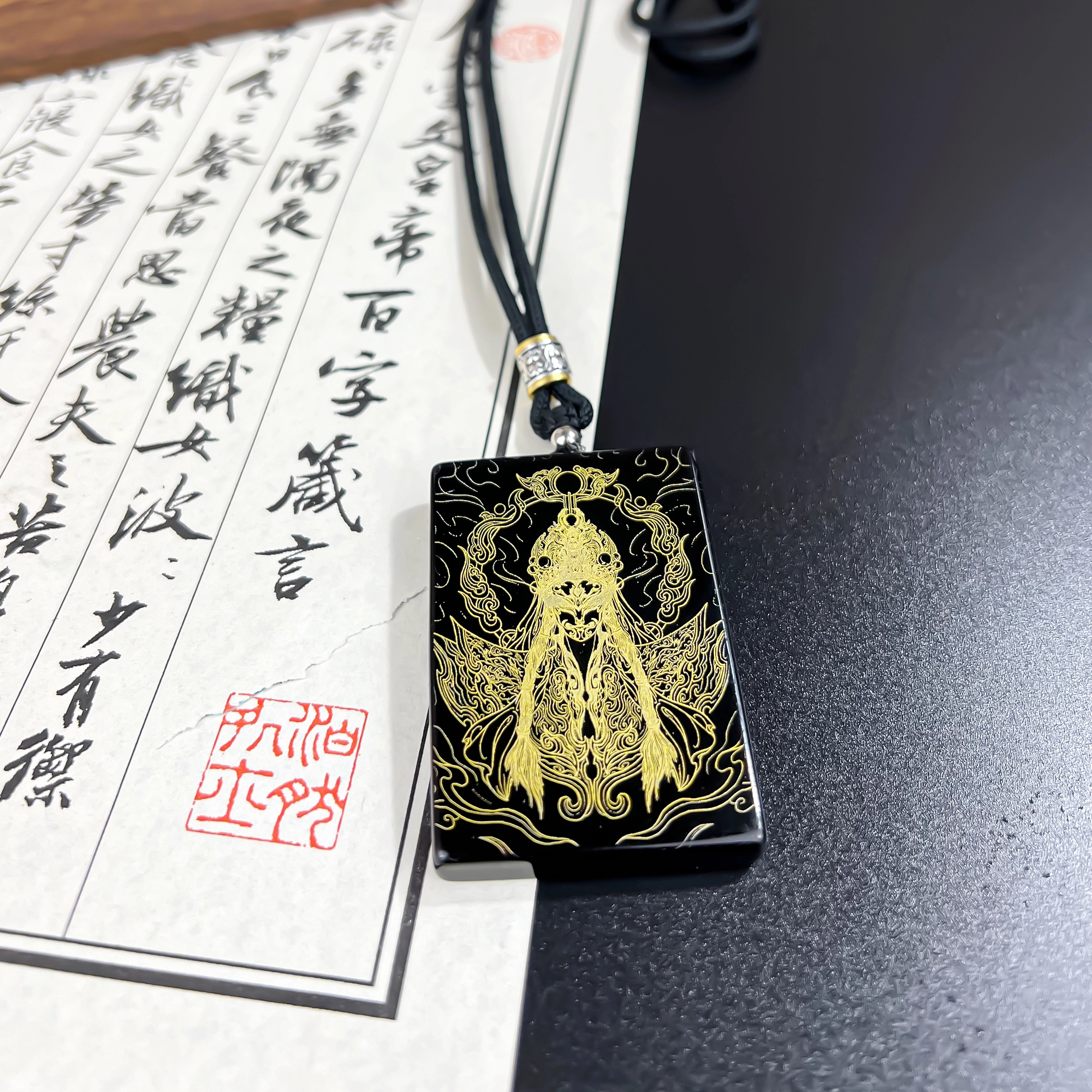 {官将首 平安玉牌} 唐之饰 新创意设计手工制作精系纹理高级黑金线条雕刻本命年招财纳福护身牌白鹤童子天然 黑曜石 项链 男女同款情侣款