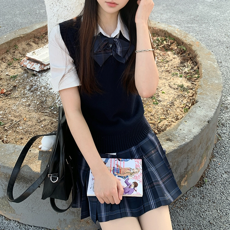 兔半眠 学院风舒适纯色马甲简约短袖衬衫格子百褶裙制服 女款