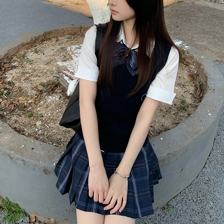 兔半眠 学院风舒适纯色马甲简约短袖衬衫格子百褶裙制服 女款