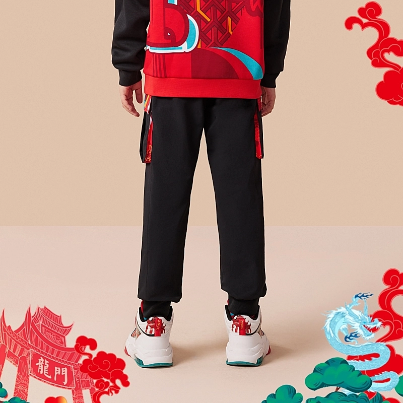 安踏儿童 龙年系列 新年款 初登龙门 中腰工装束脚针织运动裤 儿童款 梦幻黑