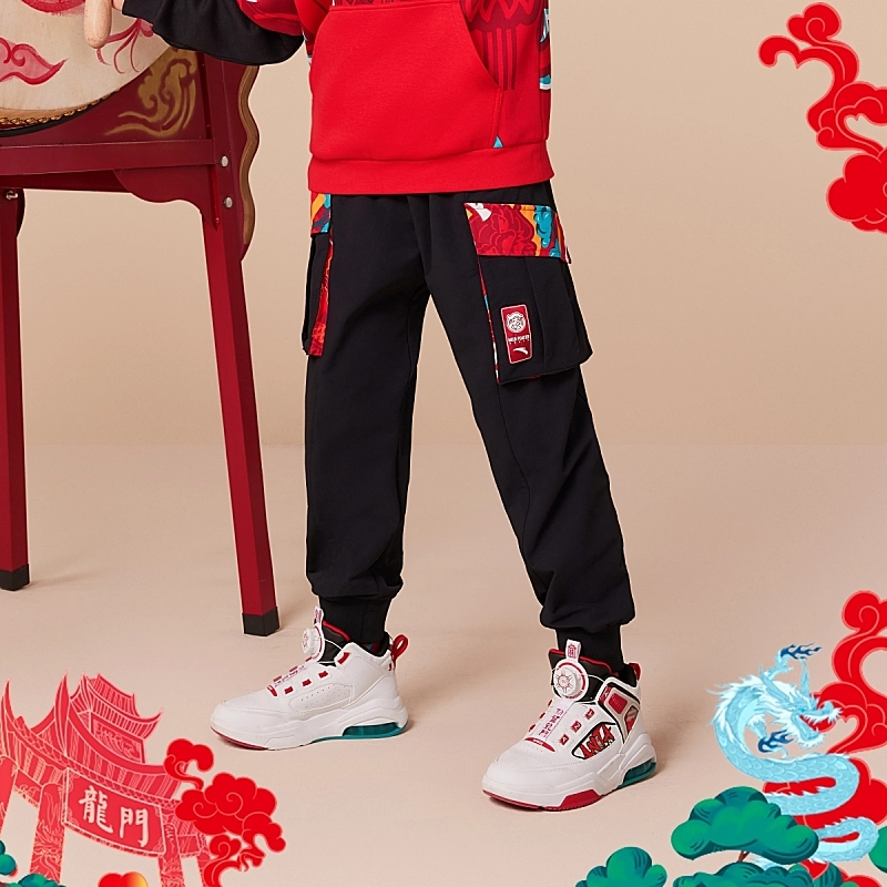 安踏儿童 龙年系列 新年款 初登龙门 中腰工装束脚针织运动裤 儿童款 梦幻黑