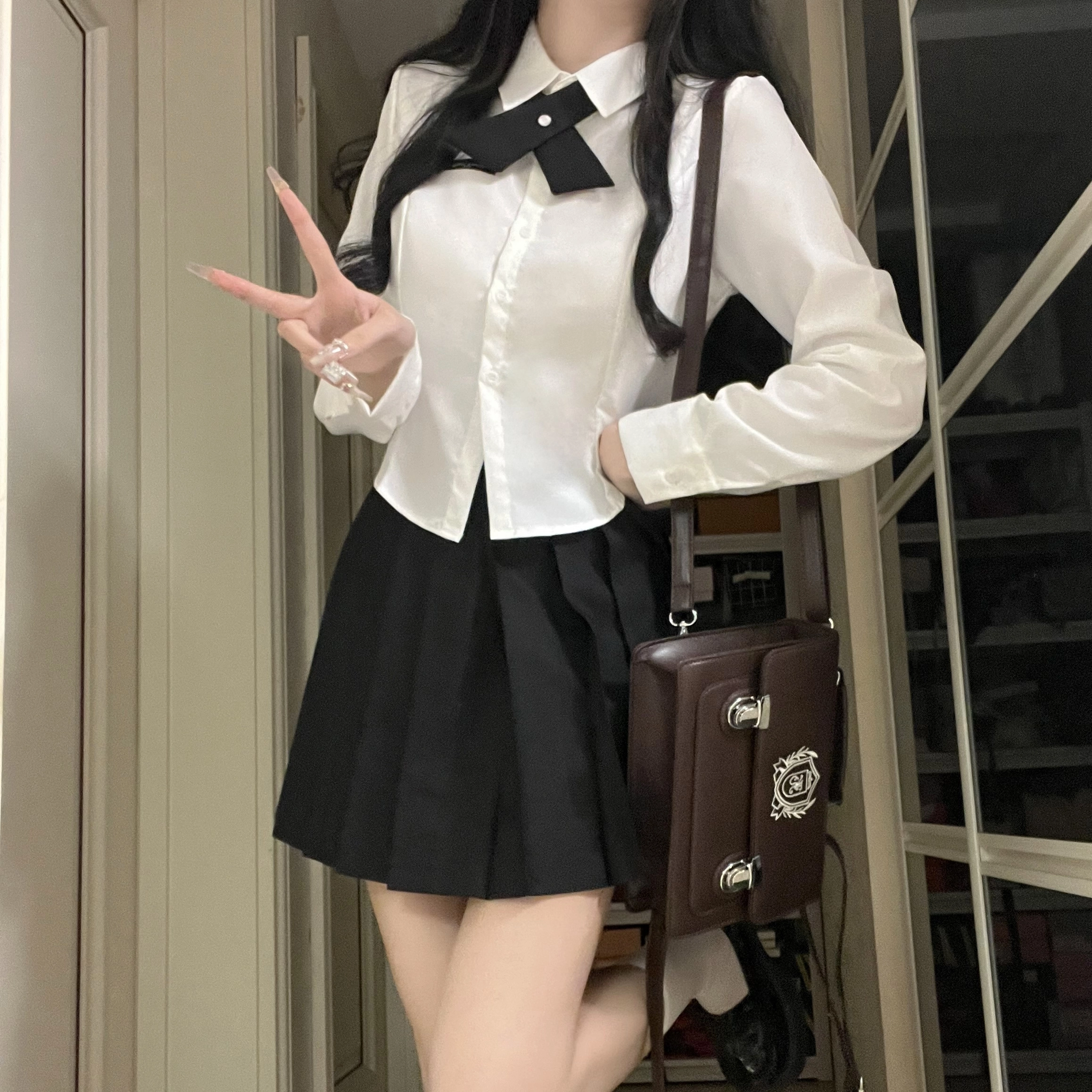 花山家的猫 纯色尖领单排扣短款长袖衬衫高腰百褶短裙制服 女款