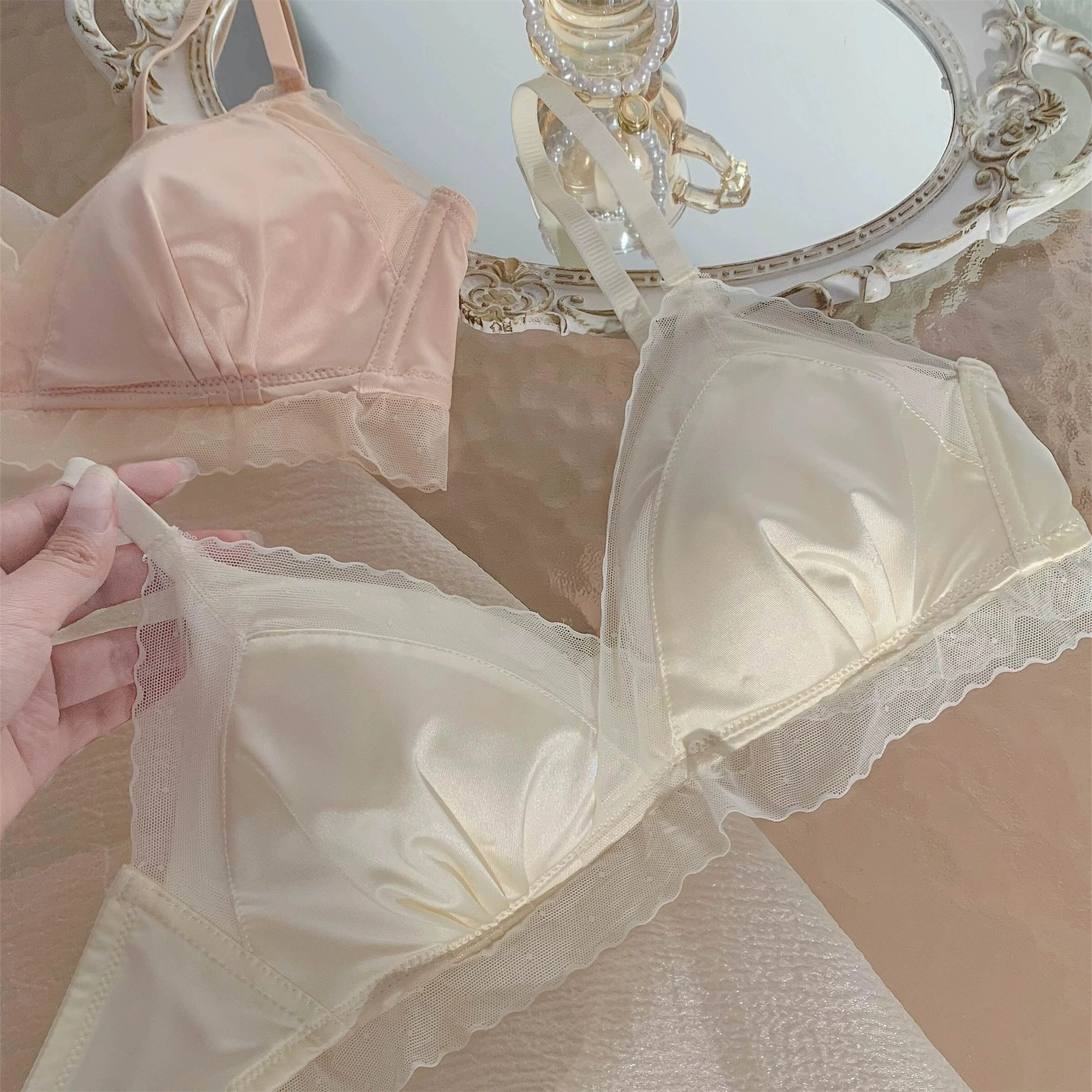 小甜崽 三角杯缎面蕾丝无痕轻薄无钢圈文胸 女款