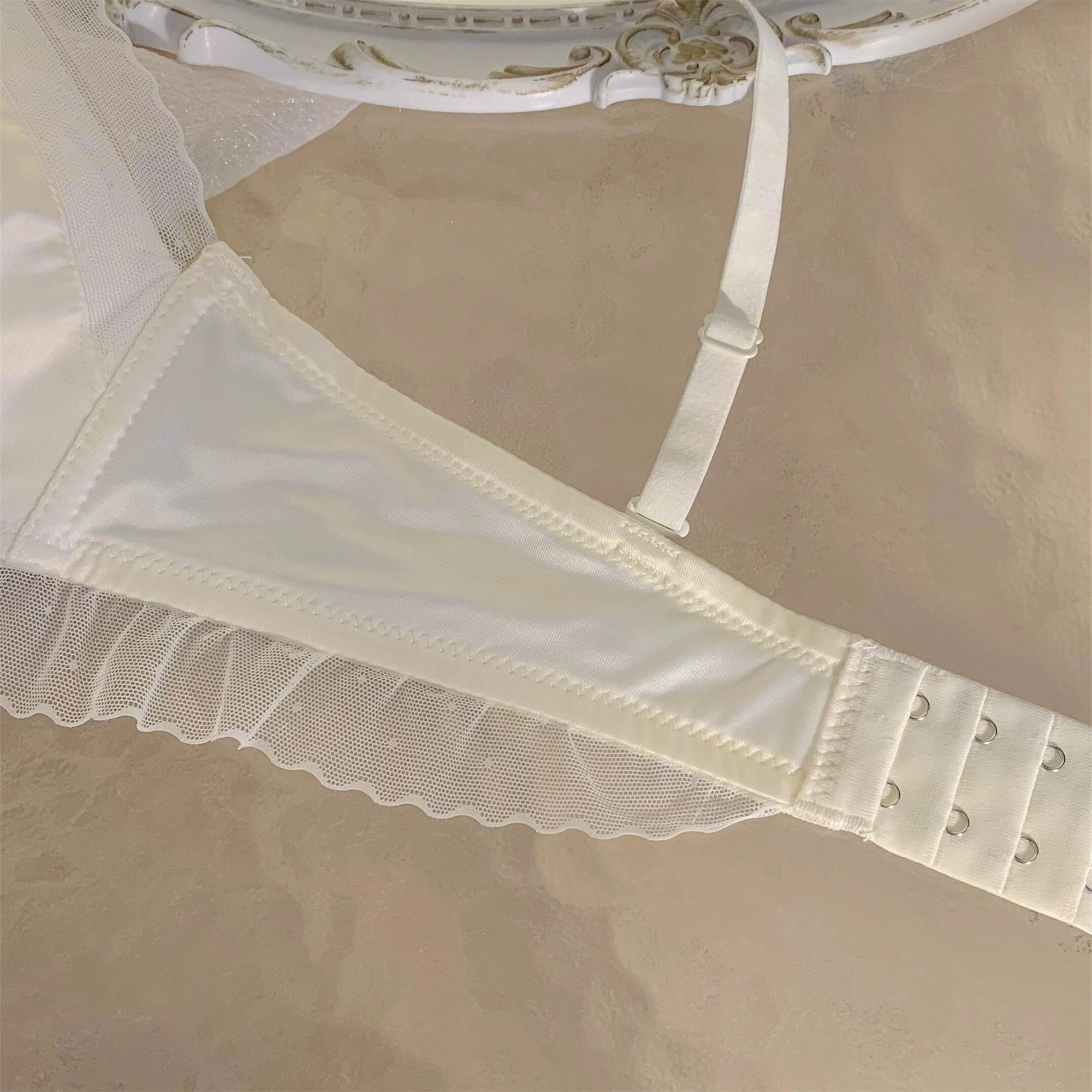 小甜崽 三角杯缎面蕾丝无痕轻薄无钢圈文胸 女款