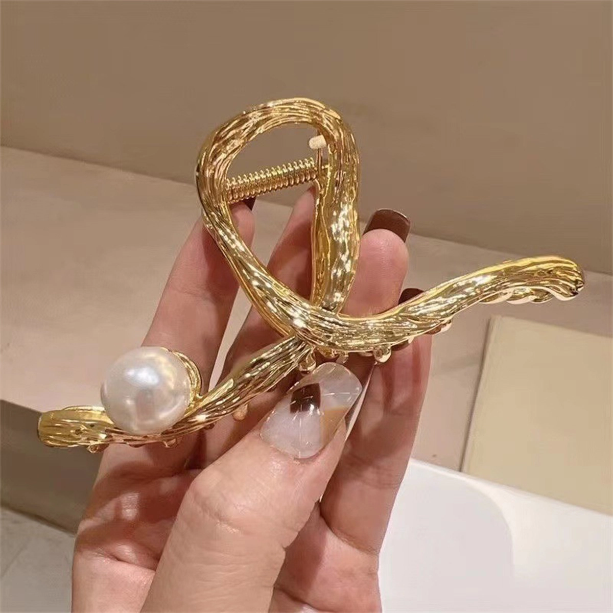 贯古今 简约大抓夹仿珍珠鲨鱼夹后脑勺多发量盘发发抓子 合金 发夹 女款