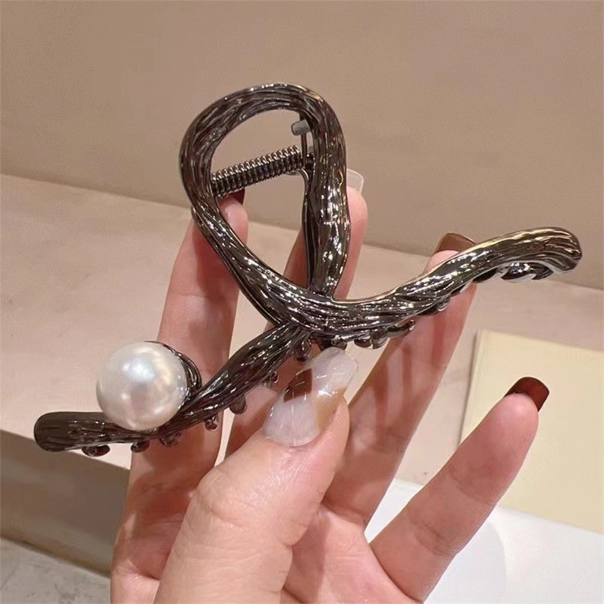 贯古今 简约大抓夹仿珍珠鲨鱼夹后脑勺多发量盘发发抓子 合金 发夹 女款