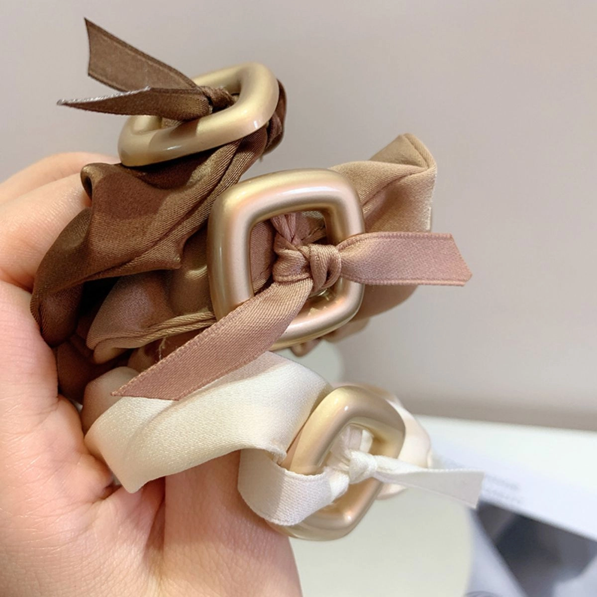 贯古今 简约小众设计哑光金属几何方块丝带小蝴蝶结大肠圈高级感气质头花 布艺 发圈 女款