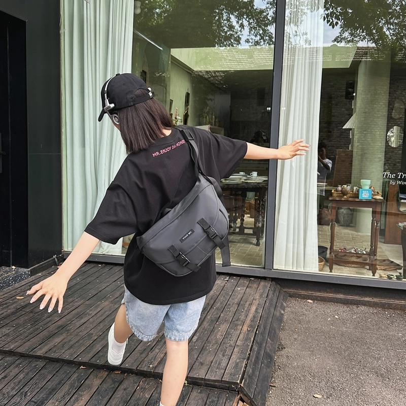 醇龙防泼水外出斜挎包男女初中高中学生单肩书包大容量轻便简约包 皮膜