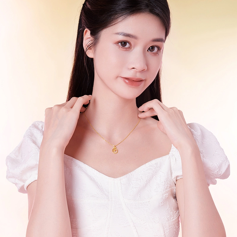 周六福 铃兰花环蝴蝶结 足金 按克计价 黄金吊坠 男女同款情侣款 送礼