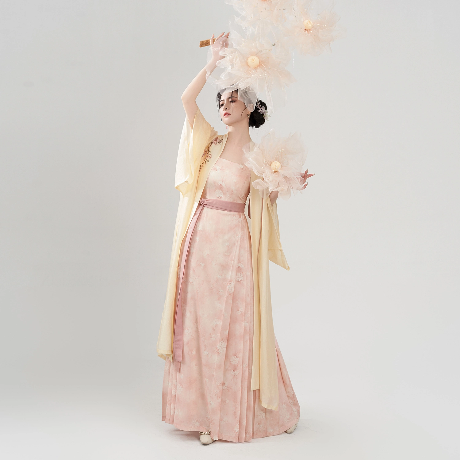 织造司 印花工艺显现梨花压海棠的盛景蝴蝶似轻轻旋舞 汉服 女款
