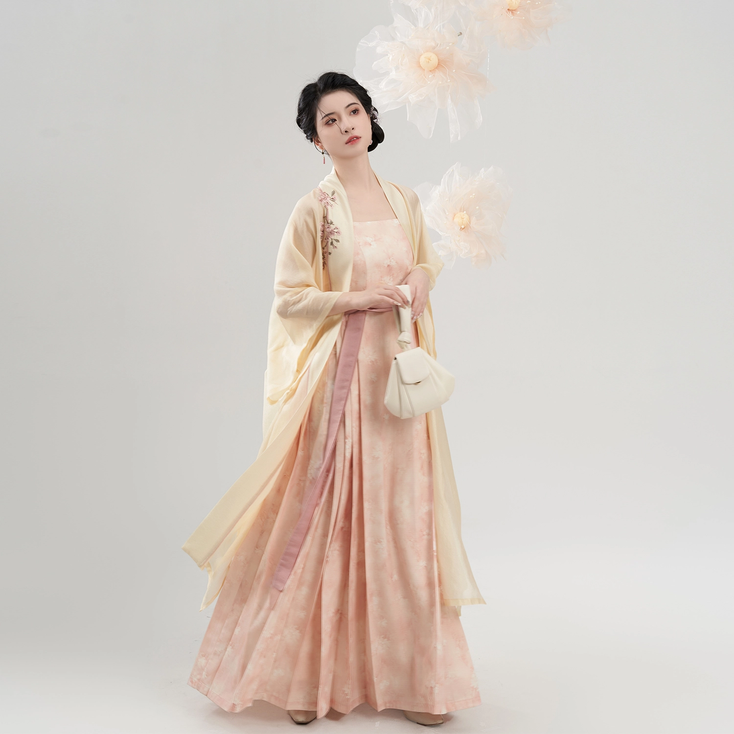 织造司 印花工艺显现梨花压海棠的盛景蝴蝶似轻轻旋舞 汉服 女款
