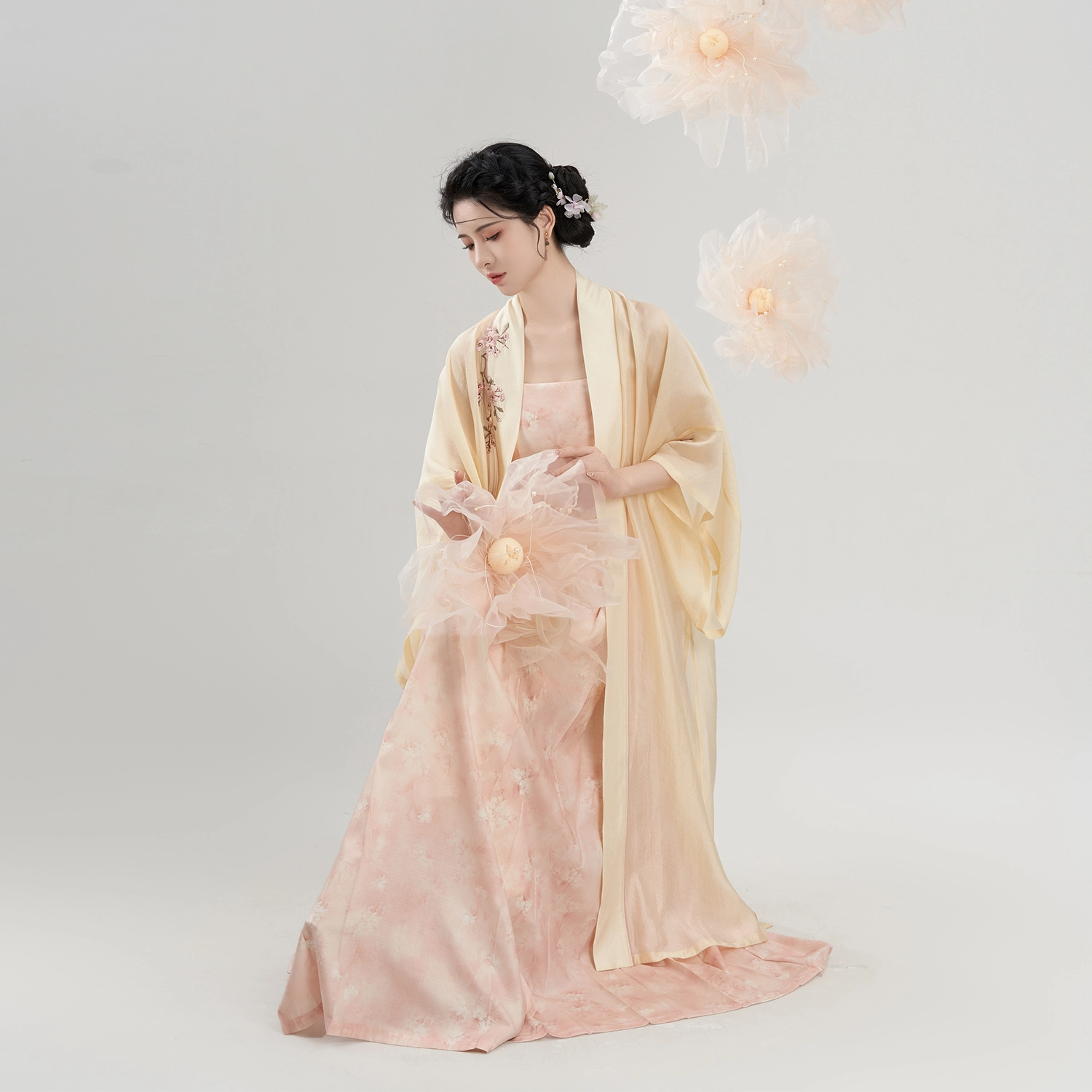 织造司 印花工艺显现梨花压海棠的盛景蝴蝶似轻轻旋舞 汉服 女款
