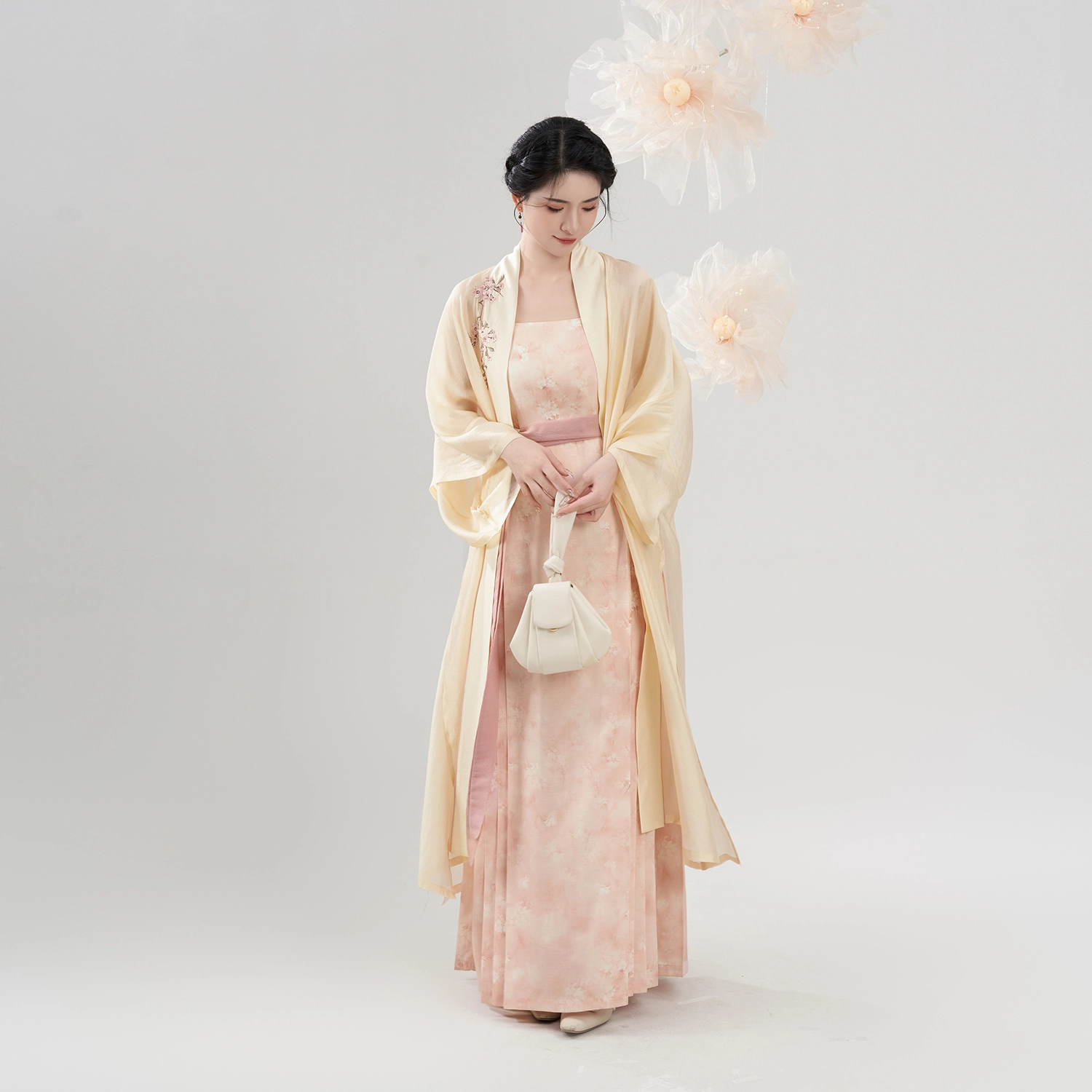 织造司 印花工艺显现梨花压海棠的盛景蝴蝶似轻轻旋舞 汉服 女款
