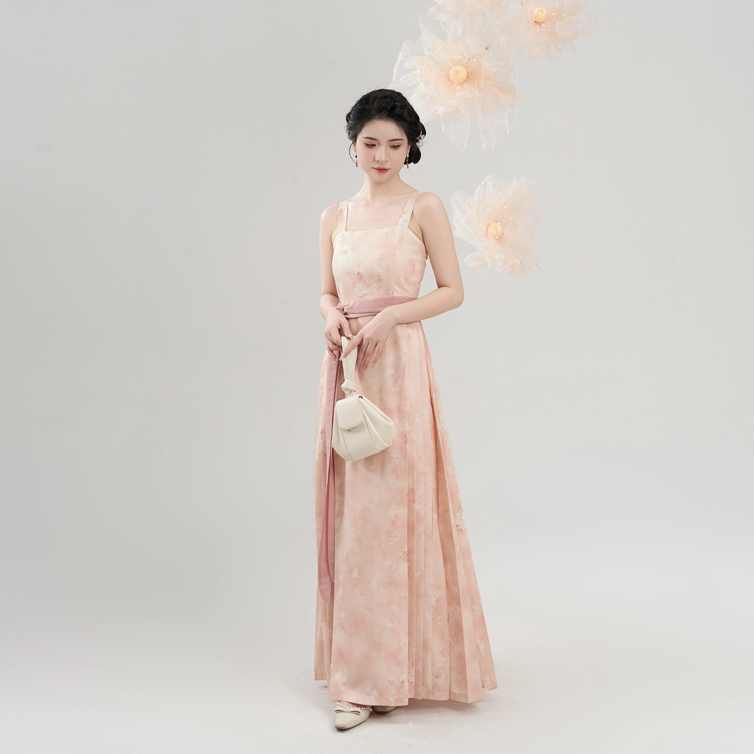 织造司 印花工艺显现梨花压海棠的盛景蝴蝶似轻轻旋舞 汉服 女款