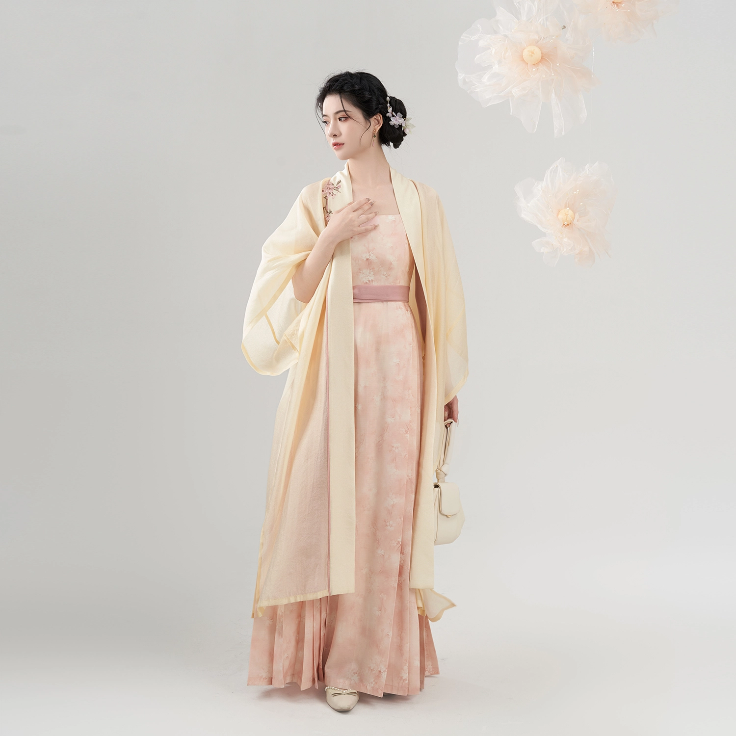 织造司 印花工艺显现梨花压海棠的盛景蝴蝶似轻轻旋舞 汉服 女款