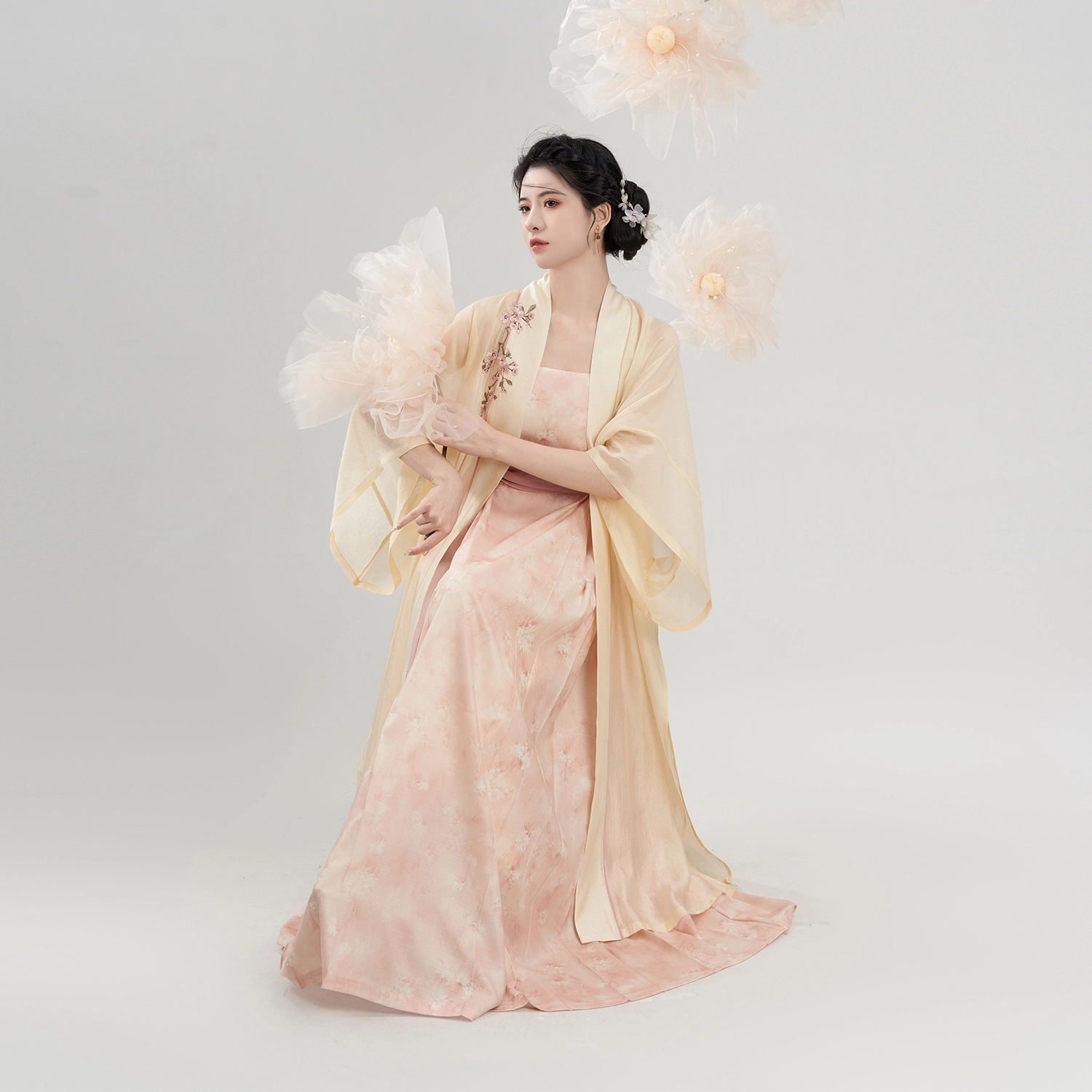 织造司 印花工艺显现梨花压海棠的盛景蝴蝶似轻轻旋舞 汉服 女款