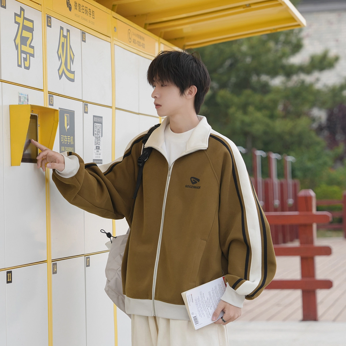 港仔文艺男 美式复古学院风撞色拼接条纹字母徽章印花立领插肩袖上衣休闲宽松简约百搭夹克外套 男女同款
