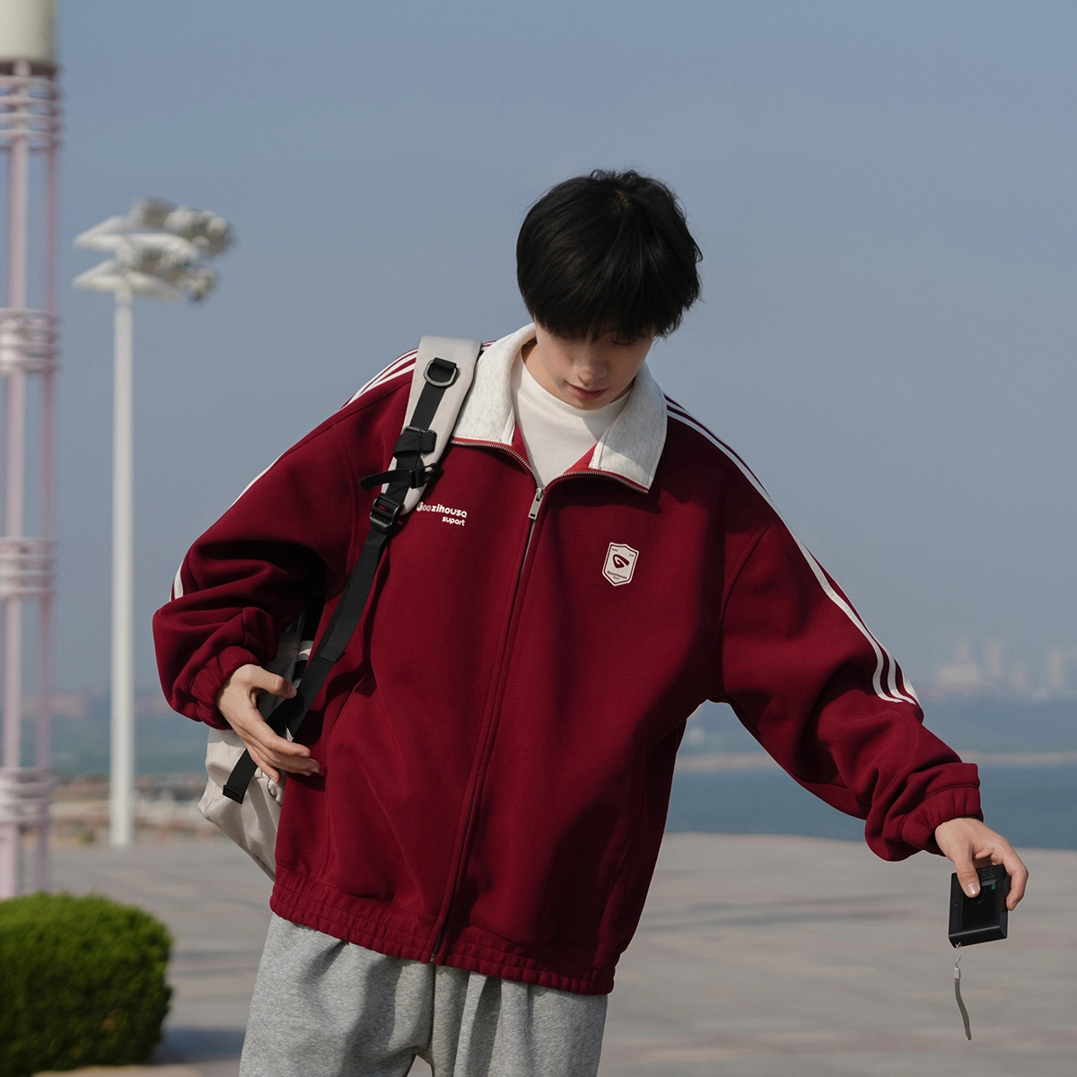 港仔文艺男 撞色拼接美式复古三条杠字母徽章印花立领运动开衫休闲宽松简约百搭夹克外套 男女同款