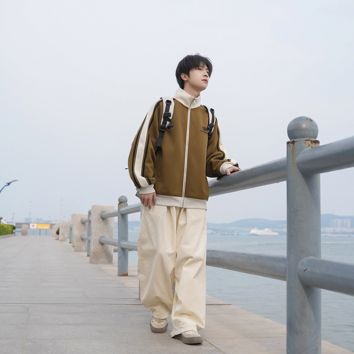 港仔文艺男 美式复古学院风撞色拼接条纹字母徽章印花立领插肩袖上衣休闲宽松简约百搭夹克外套 男女同款