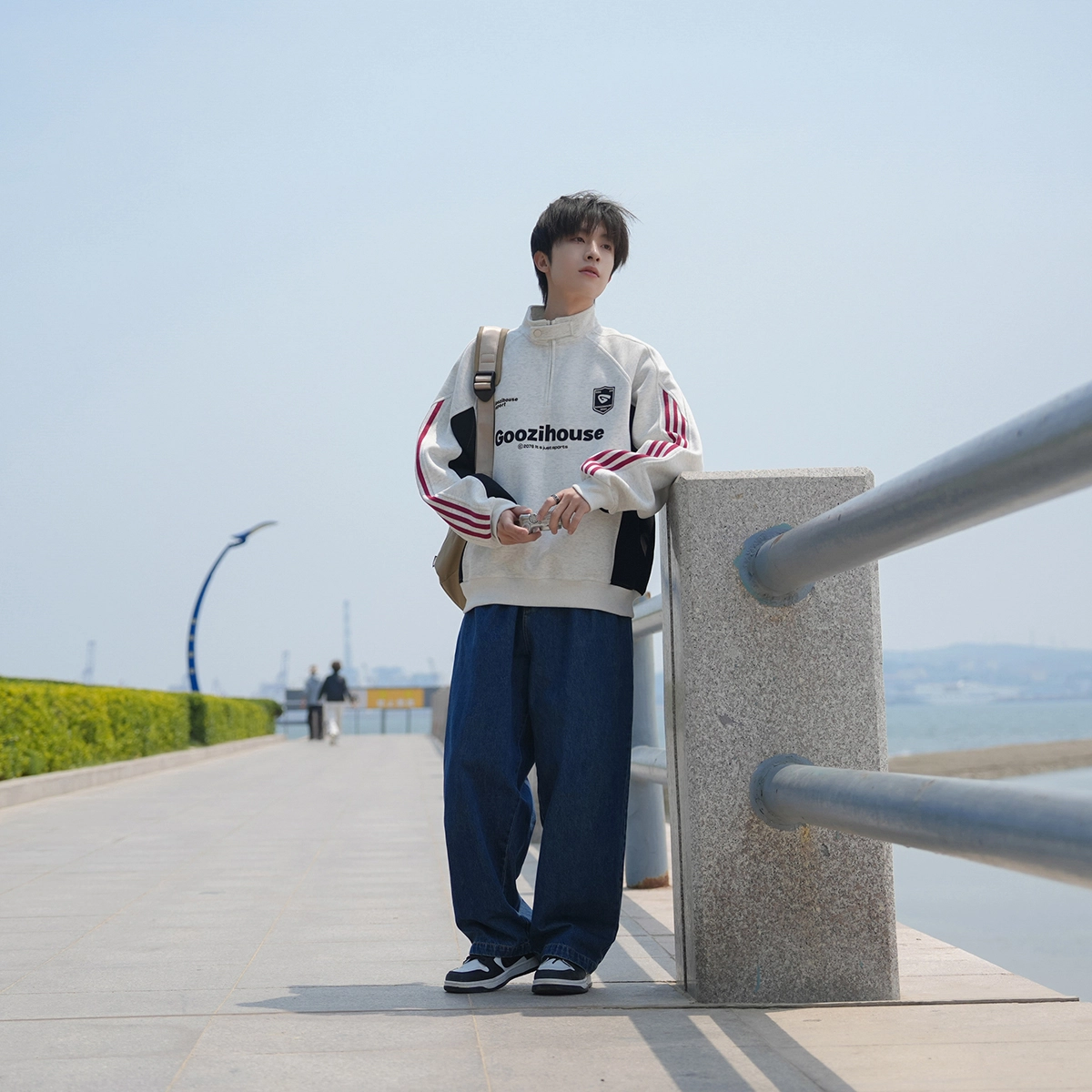 港仔文艺男 半拉链小立扣撞色拼接条纹三条杠立领上衣日系复古字母徽章插肩长袖休闲百搭宽松简约套头卫衣 男女同款