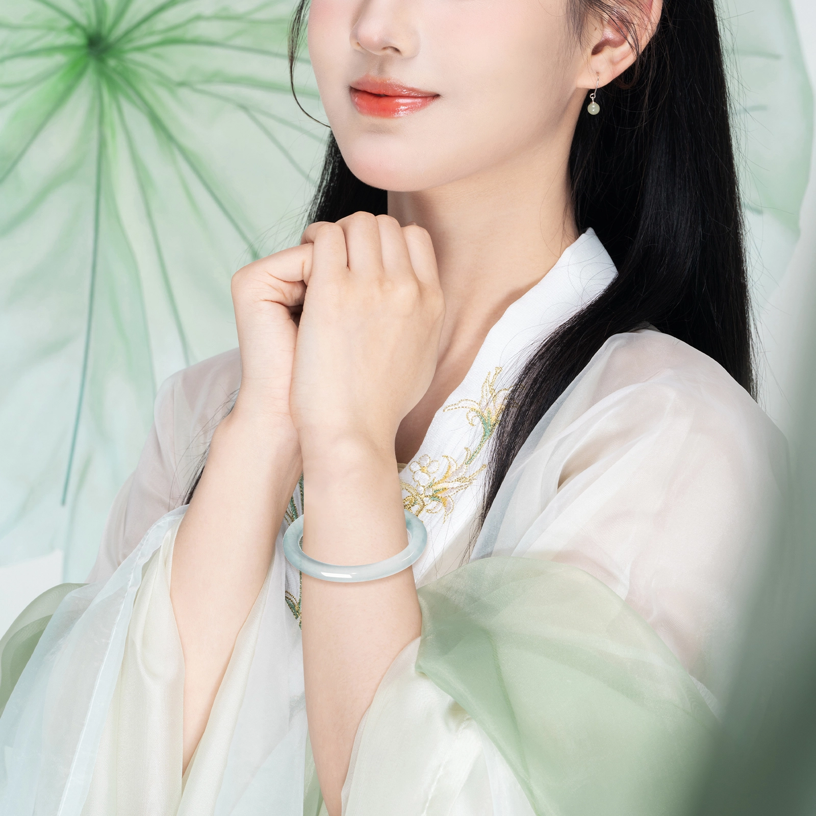 北隐 【高润透光】海洋之谜 新中式国风透蓝素圈圆条古风 小众精致气质 石英岩质玉 天山翠 手镯 女款 礼盒装