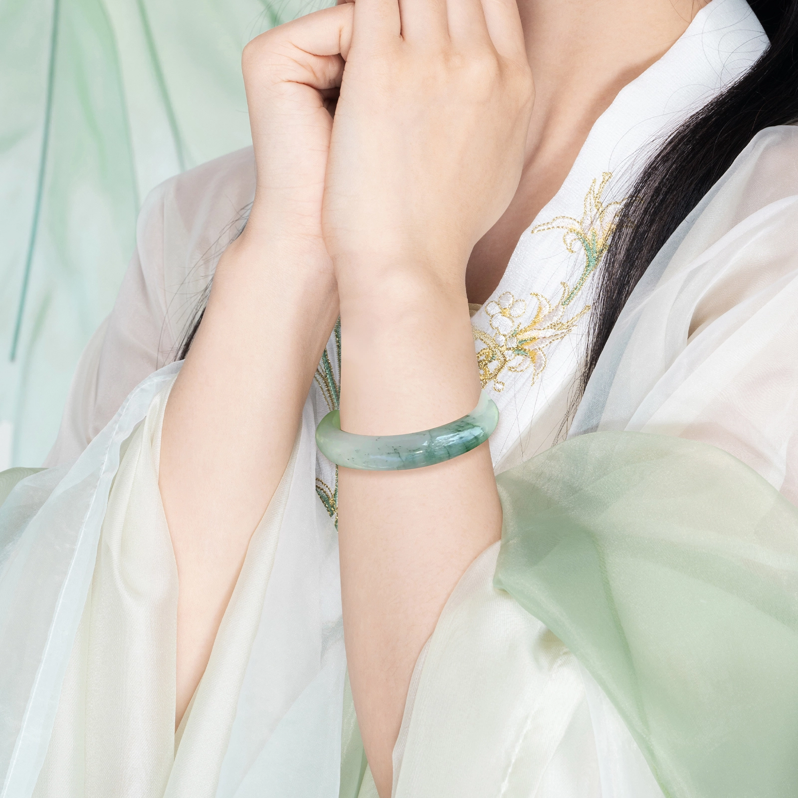 北隐 新中式青山黛 满天星贵妃镯 清冷高级感文玩 汉服搭配 国风宽条素圈传承素镯 天山翠 玉石手镯 女款 节日礼盒