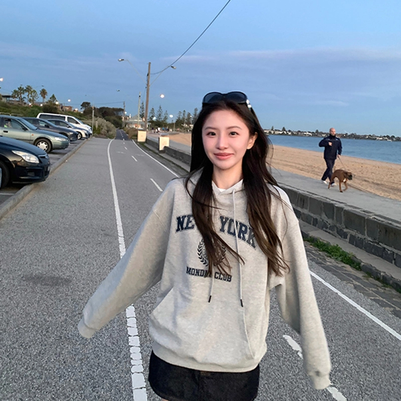花蔓色 美式复古套头长袖休闲宽松落肩上衣时尚字母印花连帽卫衣 女款
