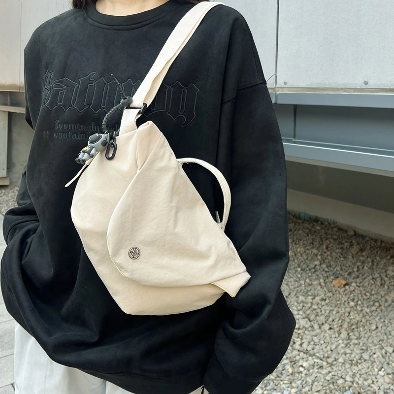 德力熊 时尚简约复古 尼龙 单肩手提包 男女同款情侣款 多色