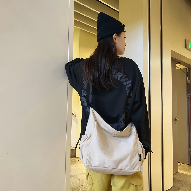 德力熊 轻便大容量拉链开合 尼龙布 单肩包 大号 男女同款情侣款 黑色/绿色/棕色/卡其/米白