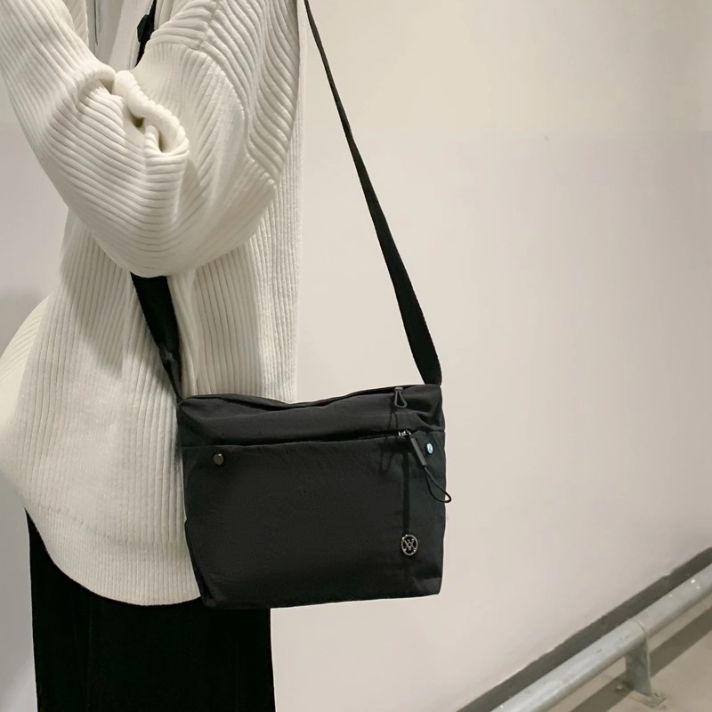德力熊 时尚百搭休闲 尼龙 斜挎包 女款 多色