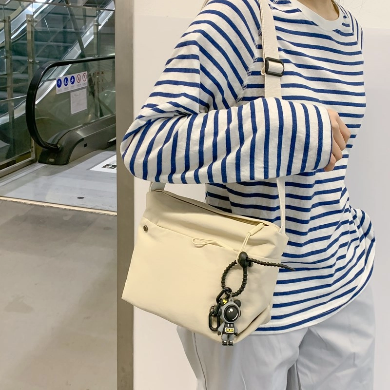 德力熊 时尚百搭休闲 尼龙 斜挎包 女款 多色
