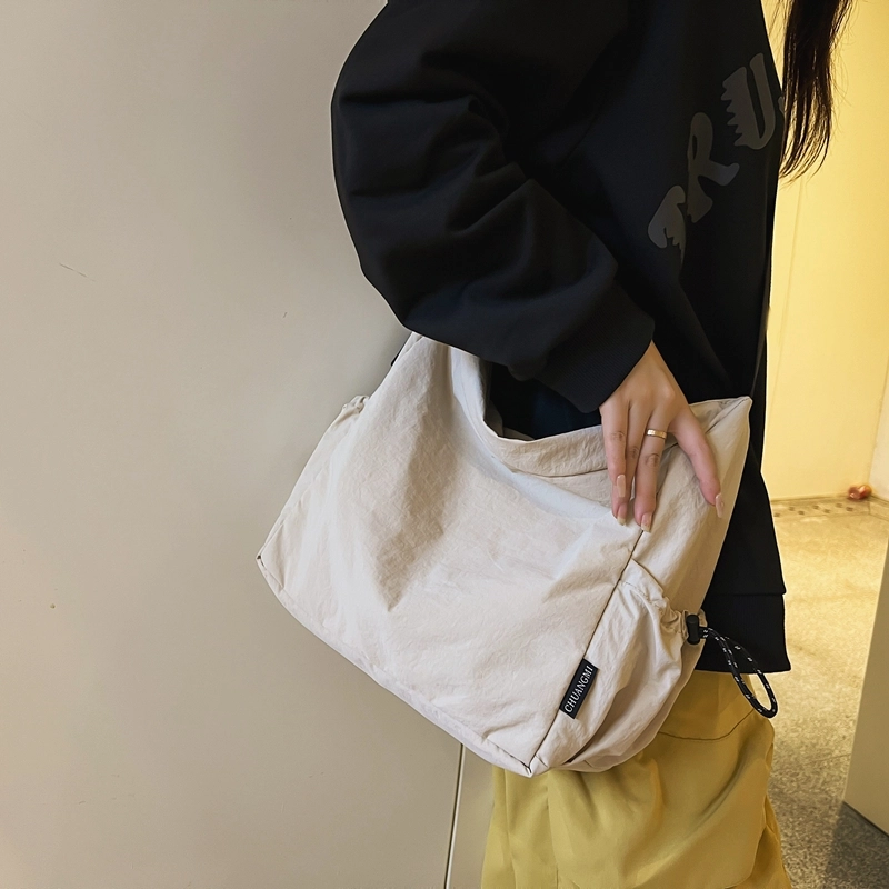 德力熊 轻便大容量拉链开合 尼龙布 单肩包 大号 男女同款情侣款 黑色/绿色/棕色/卡其/米白